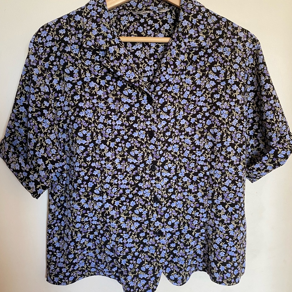 Ditsy Floral Blouse Women’s Medium Short-Sleeved Black Periwinkle Olive